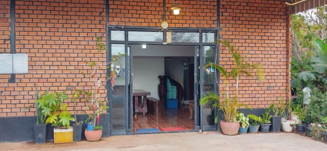 Manel Guesthouse And Restaurant Сен Монуром Екстериор снимка