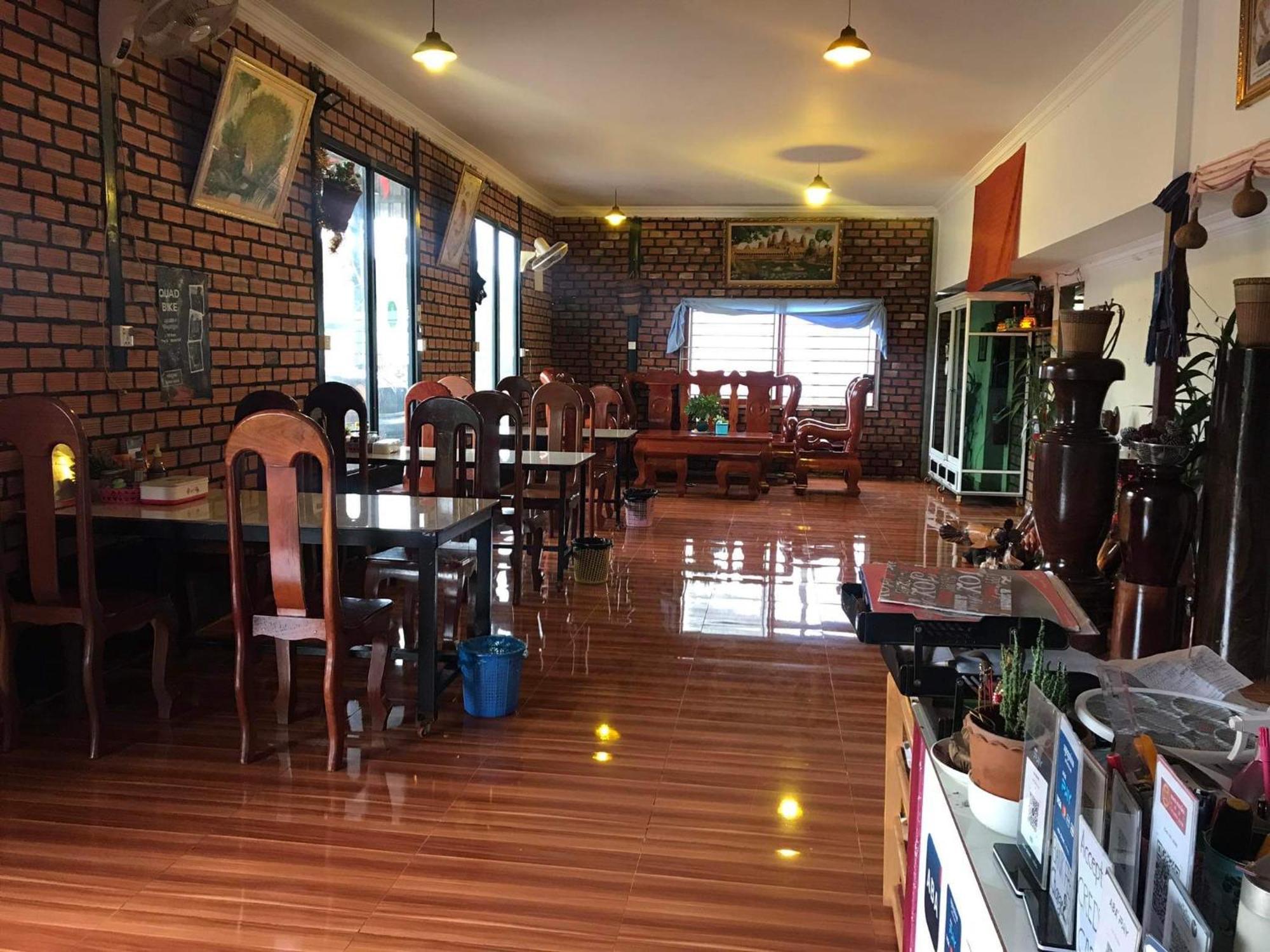 Manel Guesthouse And Restaurant Сен Монуром Екстериор снимка