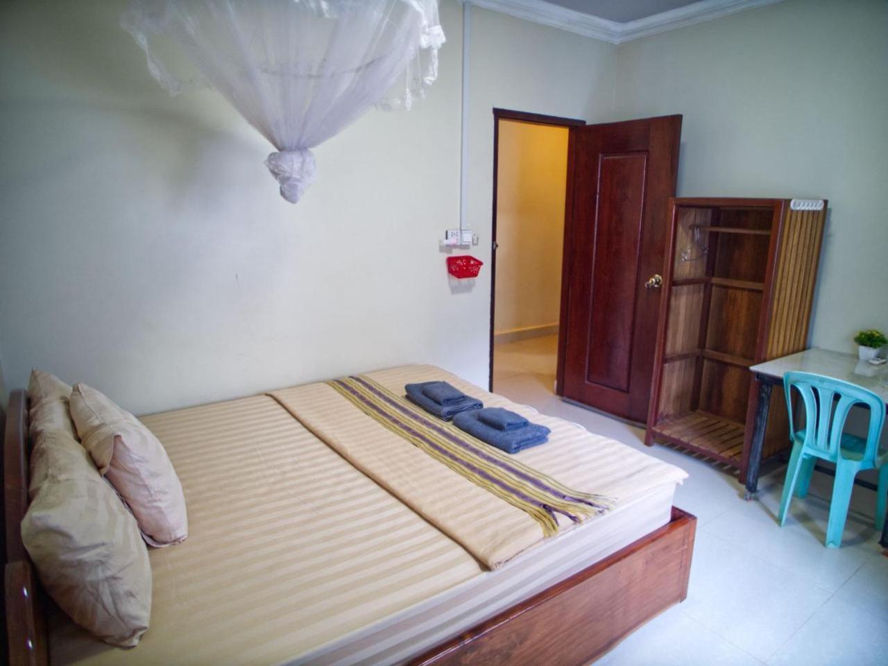 Manel Guesthouse And Restaurant Сен Монуром Екстериор снимка