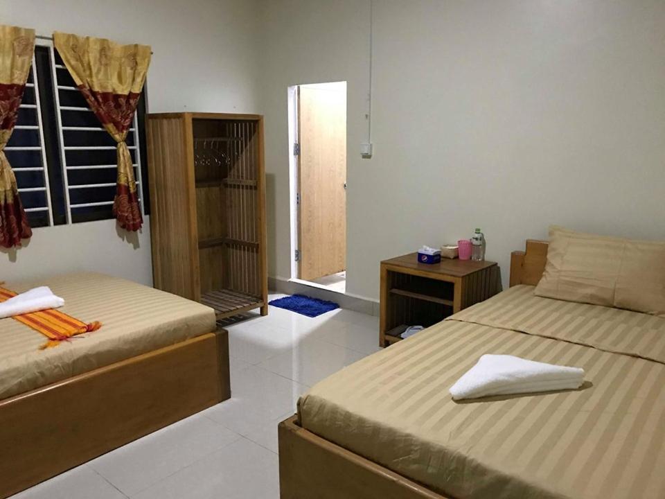 Manel Guesthouse And Restaurant Сен Монуром Екстериор снимка